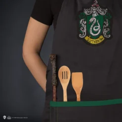 Slytherin Apron -Cinereplicas Shop Apron Slytherin HarryPotter Lifestyle 3 4895205602441 scaled