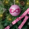 Luna Lovegood Lanyard & Pin Holiday Capsule 2 Luna Lovegood Lanyard & Pin Holiday Capsule -Cinereplicas Shop WW Holiday Capsule Luna Lifestyle 1 4895205620001 CR2126 scaled