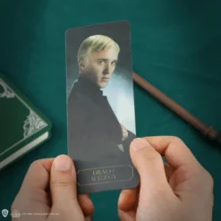 Draco Malfoy Wand Pen With Stand & Lenticular Bookmark 15 Draco Malfoy Wand Pen With Stand & Lenticular Bookmark -Cinereplicas Shop WandPen Stand Draco Lifestyle 2 4895205613577