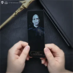 Lord Voldemort Wand Pen With Stand & Lenticular Bookmark 13 Lord Voldemort Wand Pen With Stand & Lenticular Bookmark -Cinereplicas Shop WandPen Stand Voldemort Lifestyle 2 4895205608122